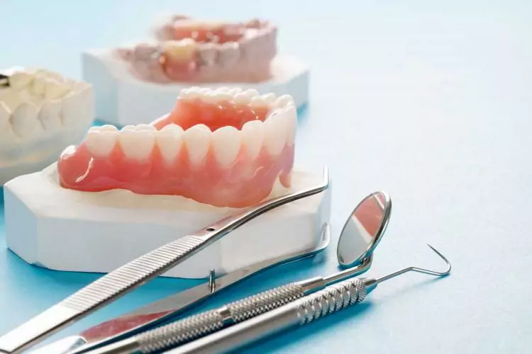 What Should You Choose Between Dentures and Dental Implants? 